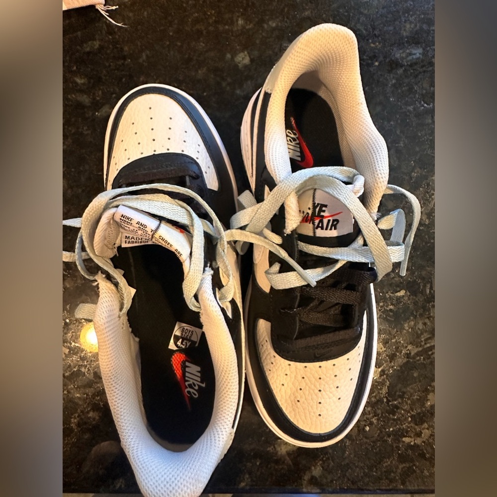 Boys Nike air lv8